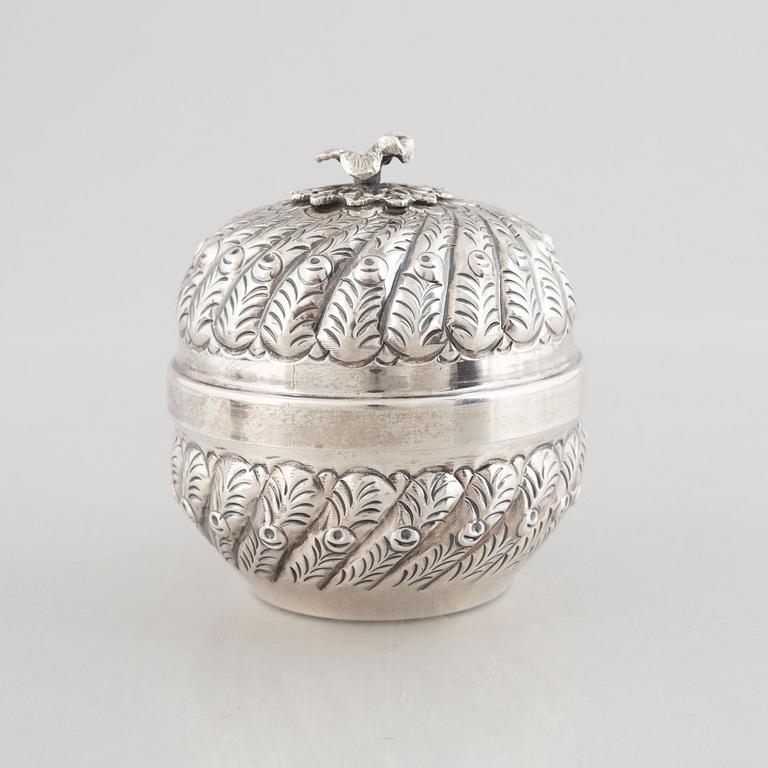 Round box with lid, silver, 20th century.