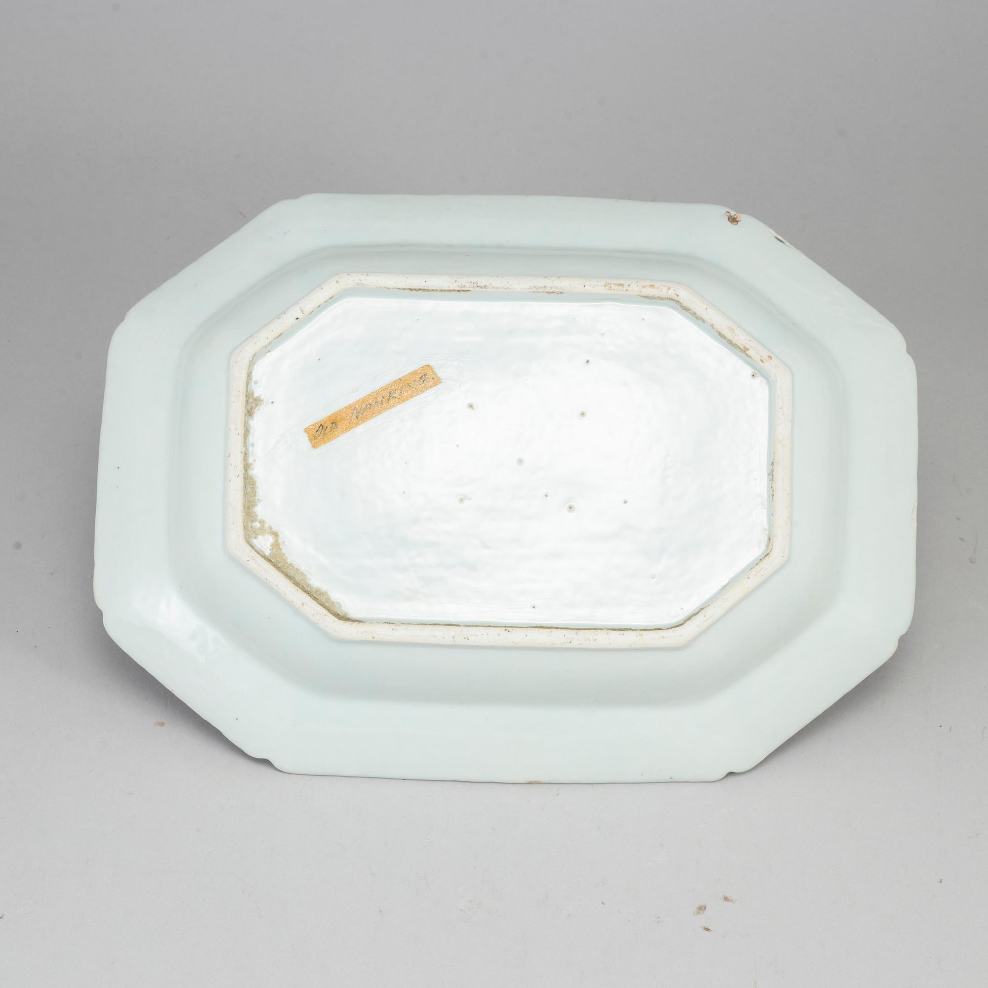 Oktagonalt med dekori  underglasyrblått av flodlandskap. Längd 36,5 cm.