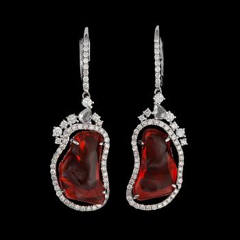63. Diamantgradering, A pair of fire opal and brilliant-cut diamond earrings. Total carat weight of diamonds 1.45 cts-.