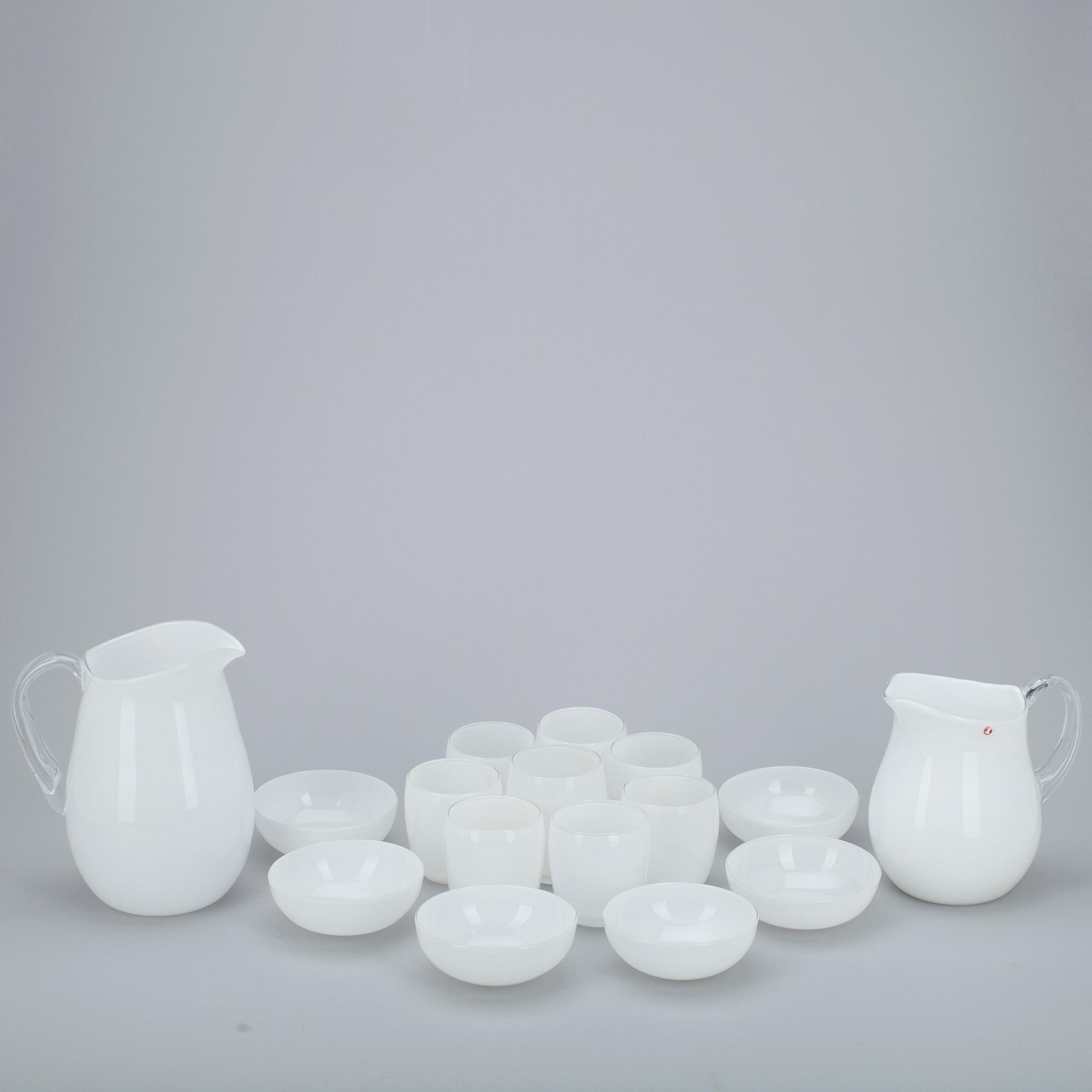 KANNUJA 2 kpl, KULHOJA, 6 kpl, LASEJA 7+1 kpl, valkoista ja kirkasta lasia, Maire Gullichsen Iittala 1900-l loppupuoli.