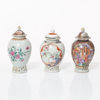 Tedosor, tre stycken, samt senapsburk med lock, porslin. Qing dynastin, Qianlong (1736-95).