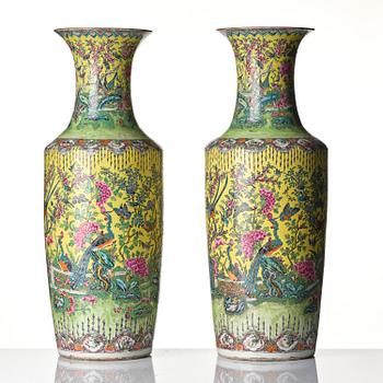A pair of yellow ground famille rose '100 birds' vases, late Qing dynasty.