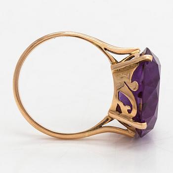 Ring, approx. 13K gold with a synthetic sapphire. Egypt.