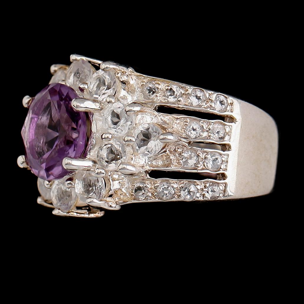 RING, sterlingsilver, ametist ca 3.00 ct, vita topaser tot ca 1.60 ct.
