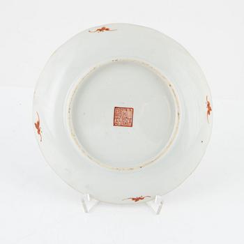 A famille rose dish, late Qingdynasty/early 20th Century.