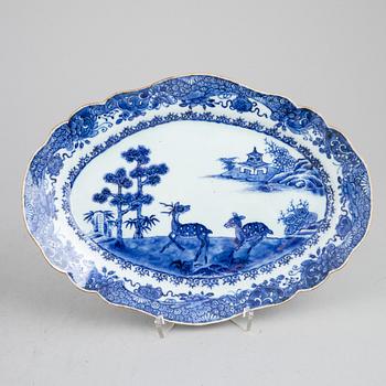 A blue and white porcelain serving dish and vase, Qingdynasti, Qianlong (1736-1795), and late 19th century.