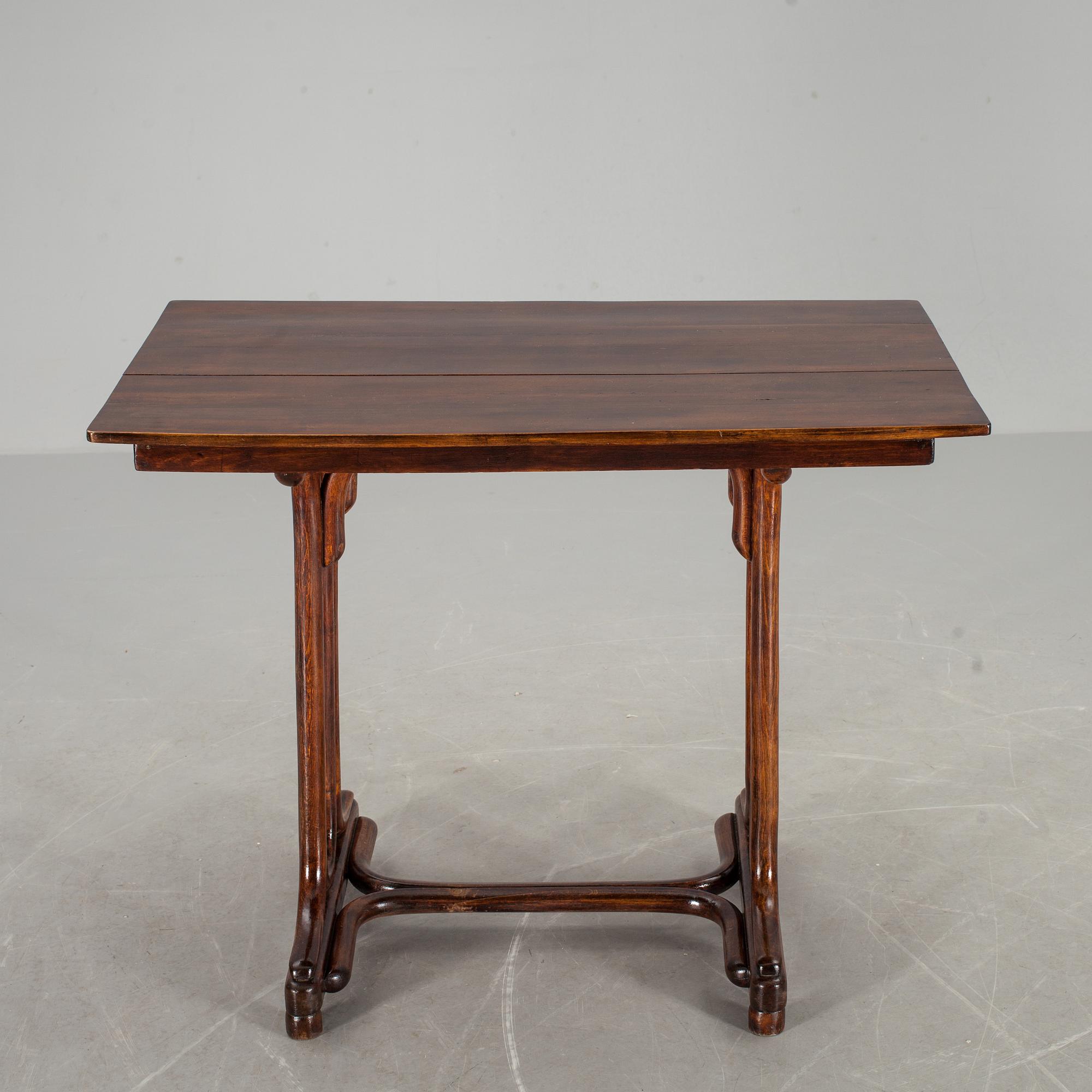 BORD, Thonet, etikettmärkt, 1900-tal.