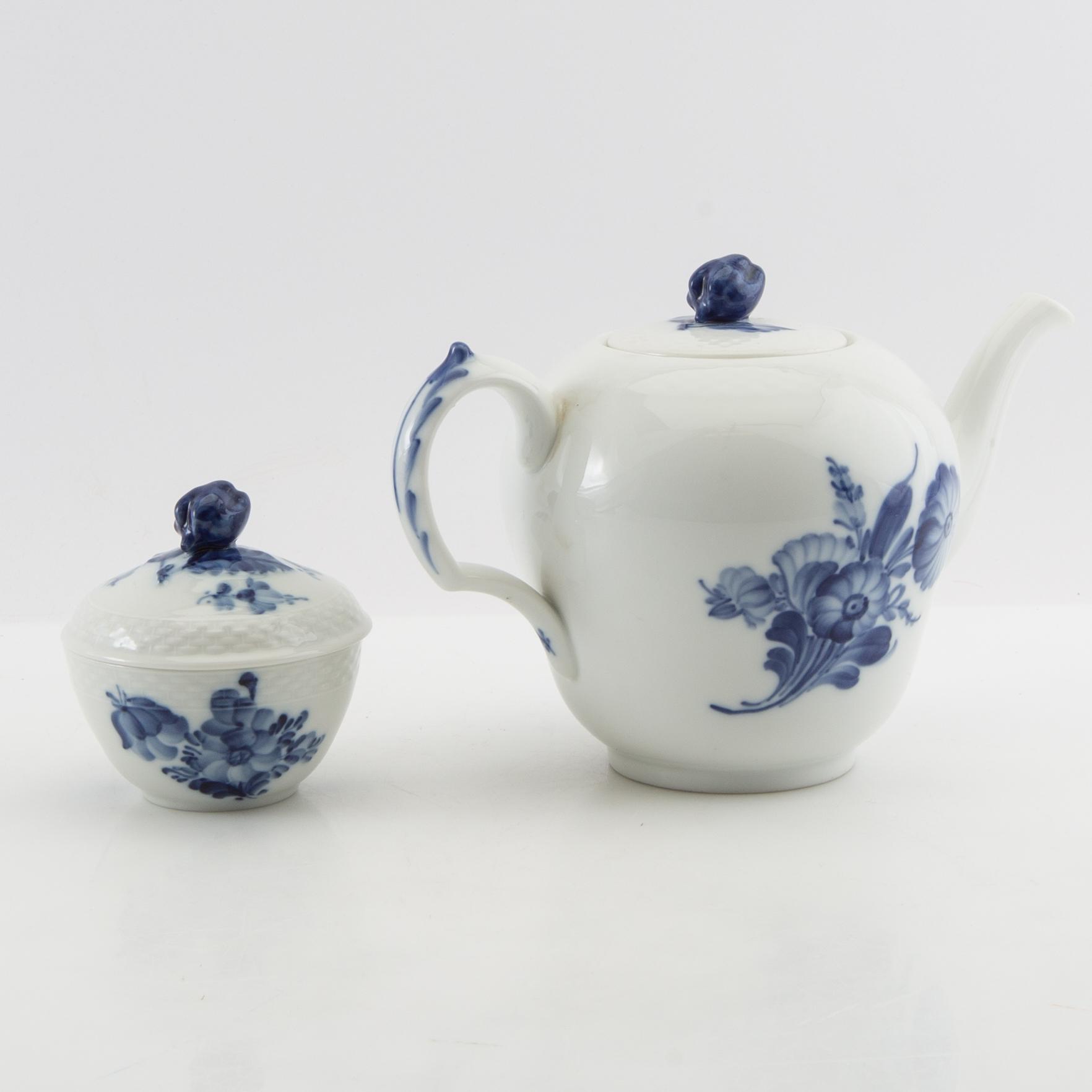 Service approximately 140 pieces "Blue Flower" Royal Copenhagen Denmark 20th century porcelain.