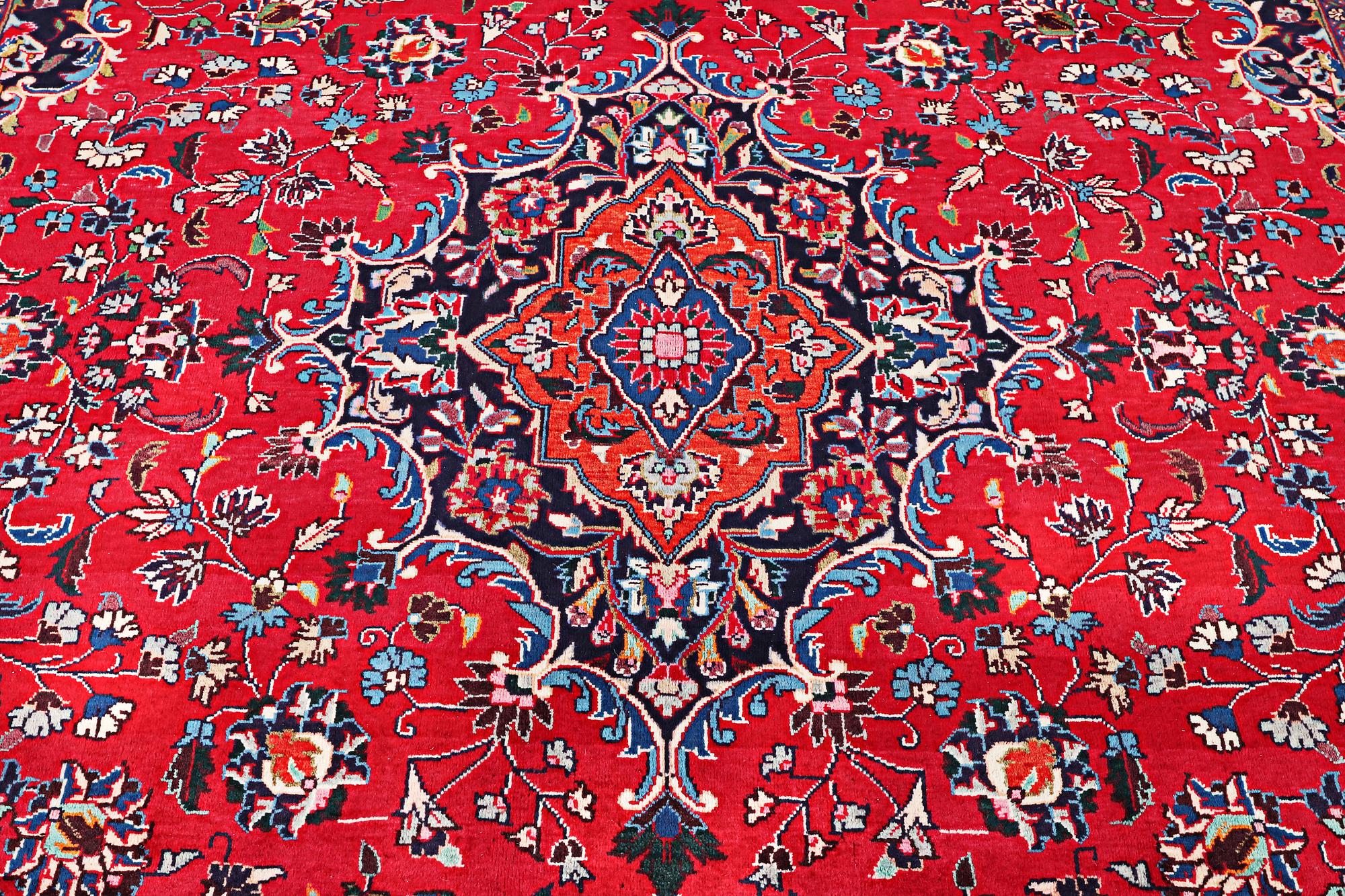A Kashan carpet, c. 358 x 244 cm.