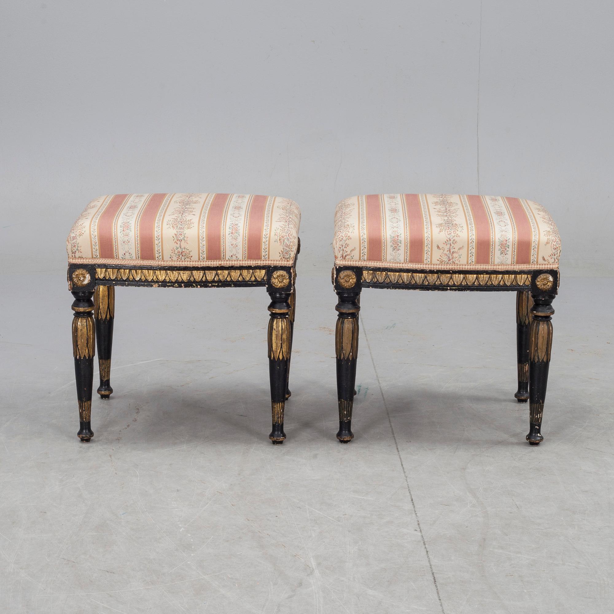 TABURETTER, ett par. Sengustavianska, omkring år 1800.