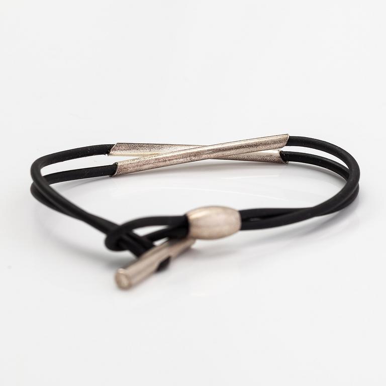 Christoph Burger, A necklace and a bracelet "Edition amour", sterling silver and rubber strap. Lapponia 2003.