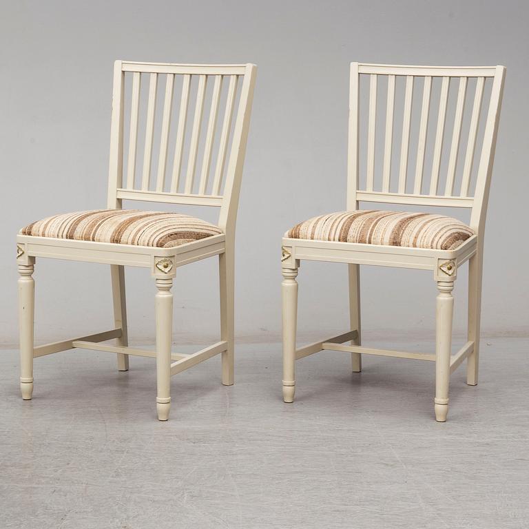 A dining table and 4 chairs, second half of the 20th century. 2 leaves included.