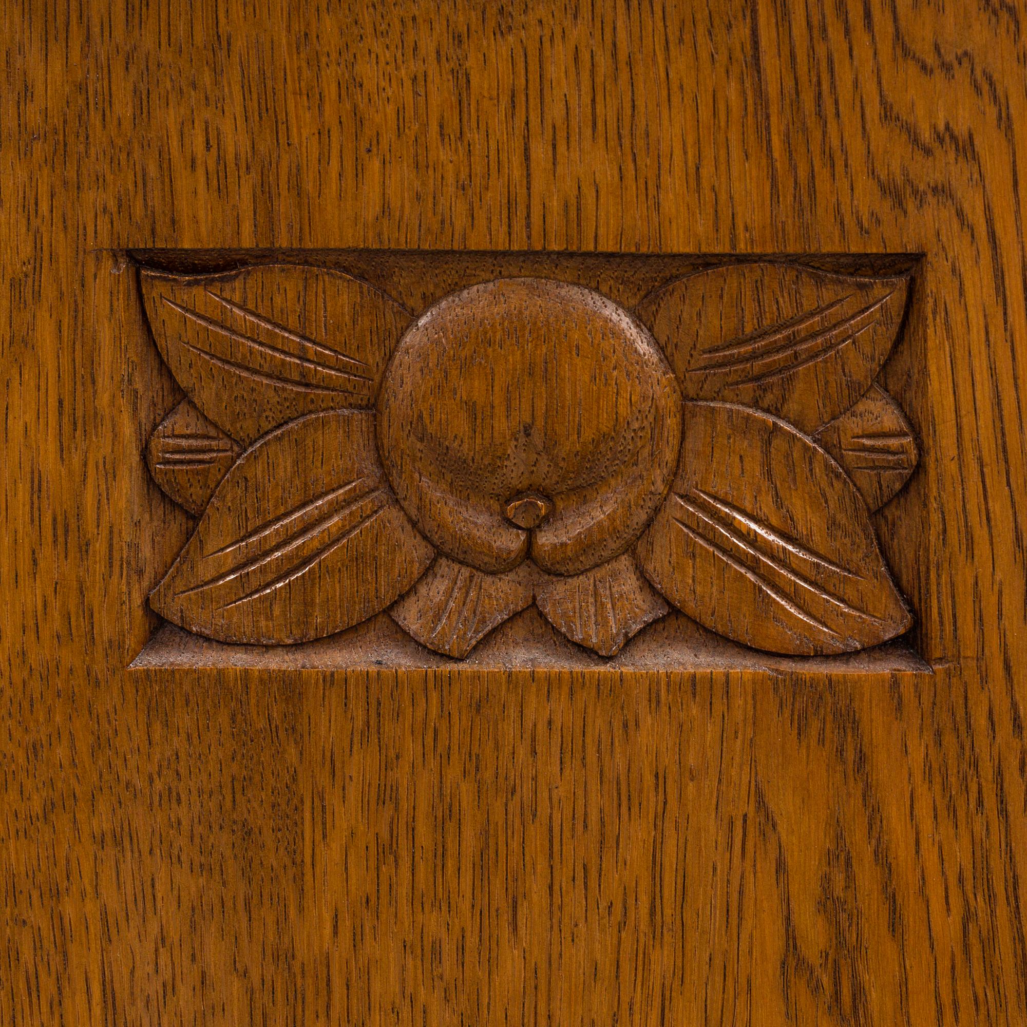 A early 20th century Jugend Cabinet veneered with oak.