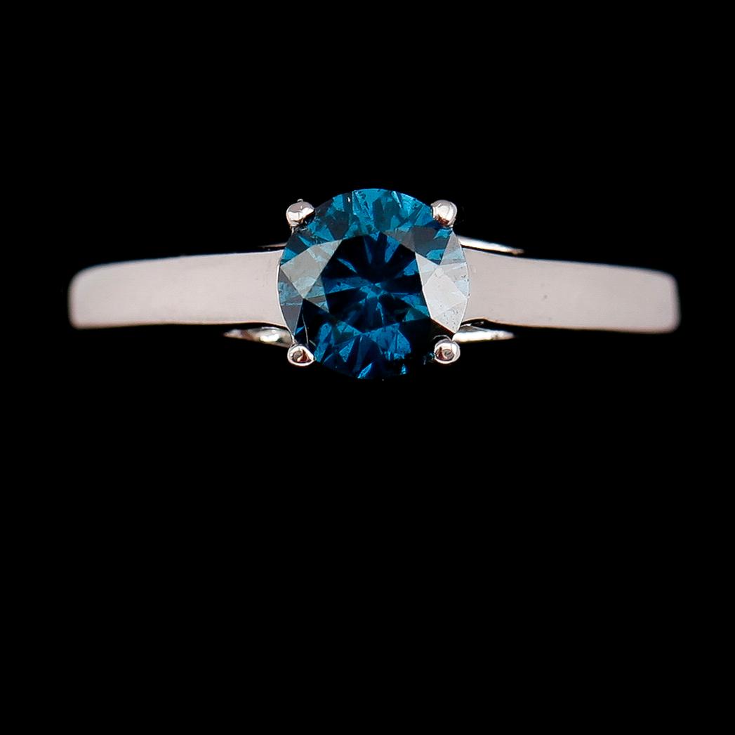 RING, 14 k vitguld, solitär blå briljantslipad diamant ca 0.92 ct.