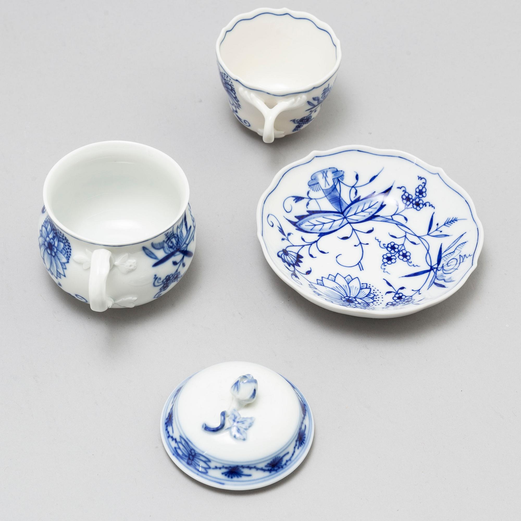 A Meissen part 'Blue Onion' coffee and dinner porcelain service, Germany, 20th century (33 pieces).
