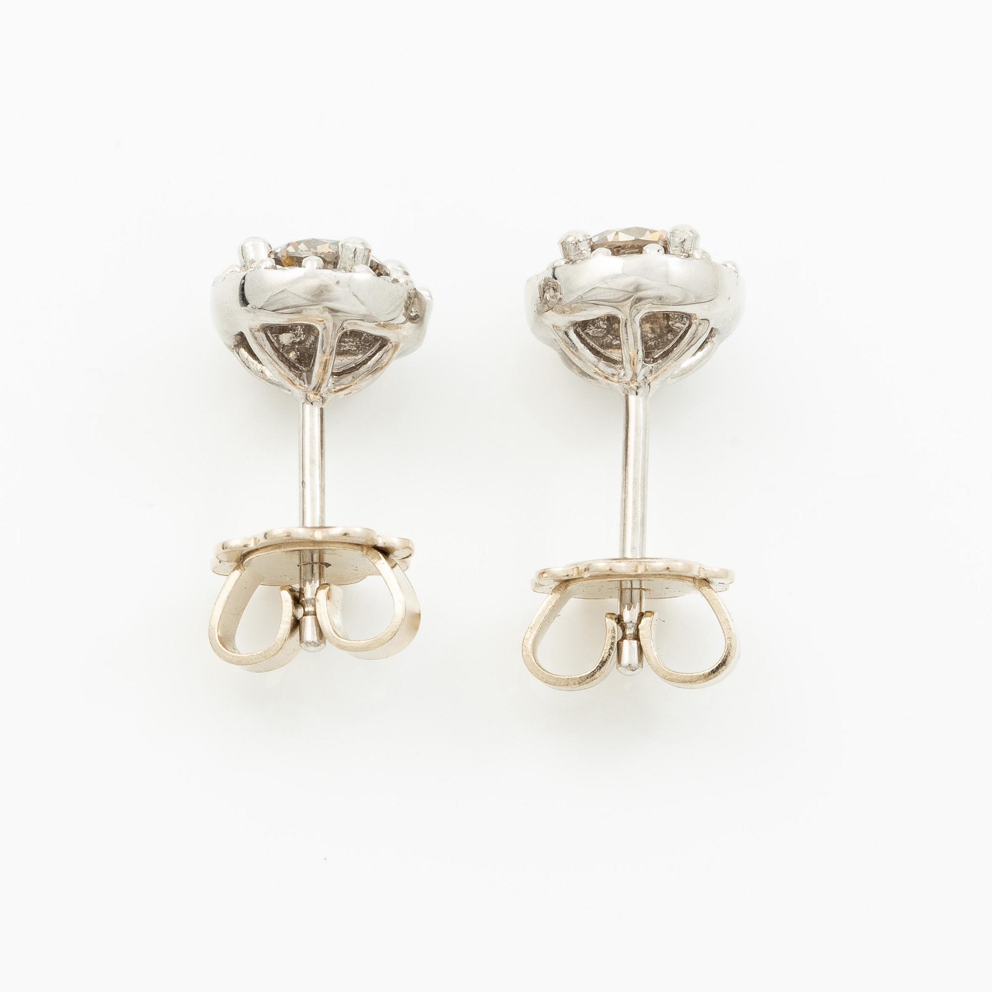Earrings 14K white gold with brilliant-cut diamonds.