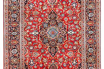 A Kashan carpet, c. 315 x 208 cm.