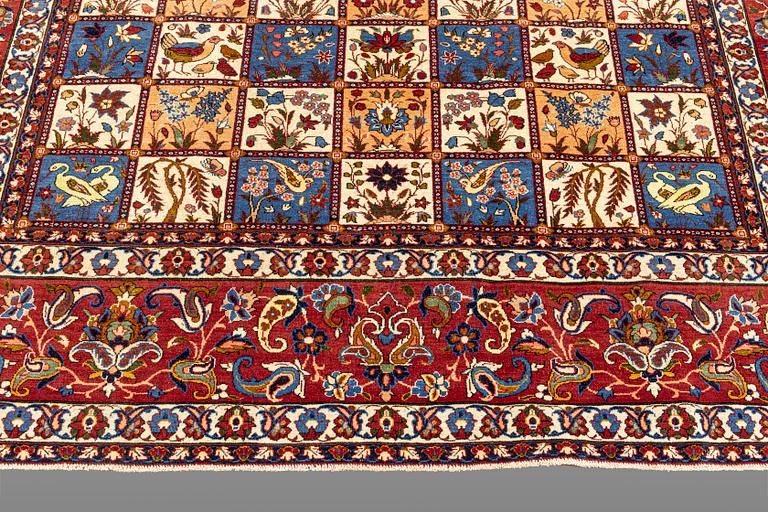 An Isfahan carpet, approx. 284 x 235 cm.