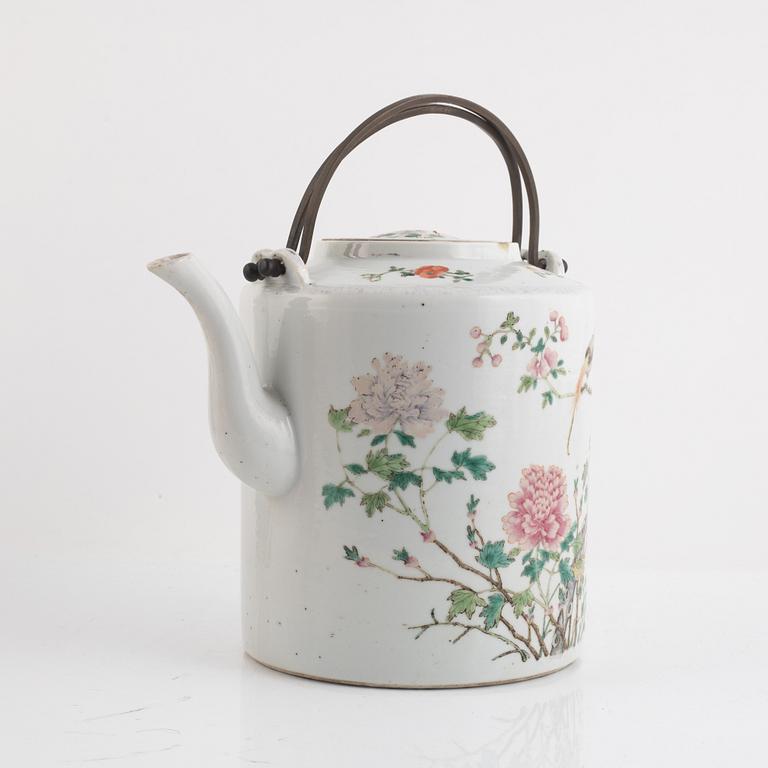 A large famille rose tea pot, Qing dynasty, 19th century.