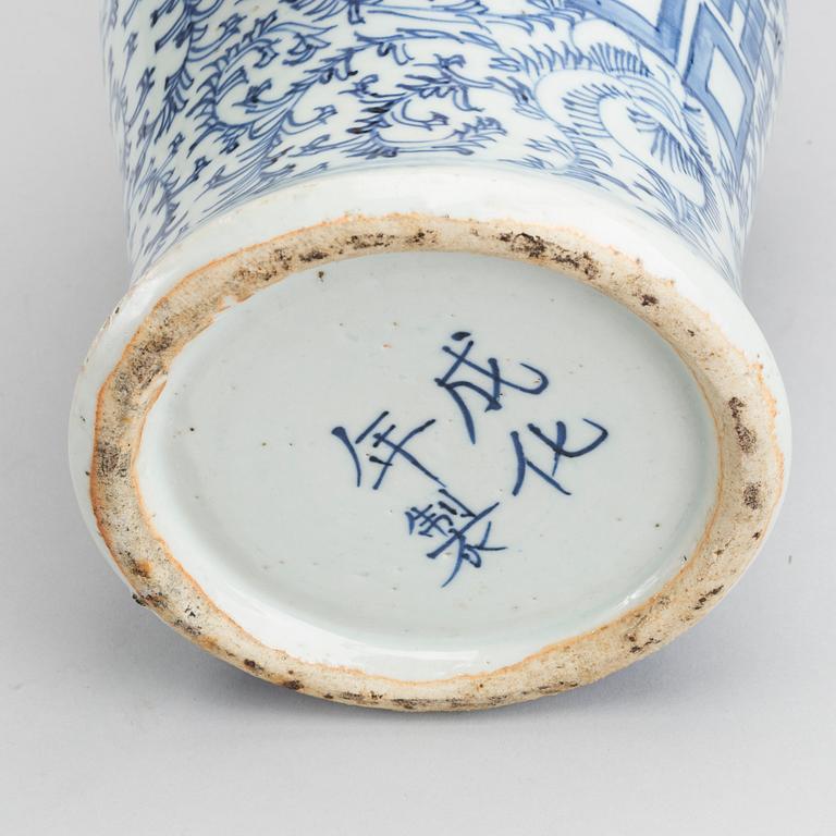 An early 20th century chinese porcelain vase.