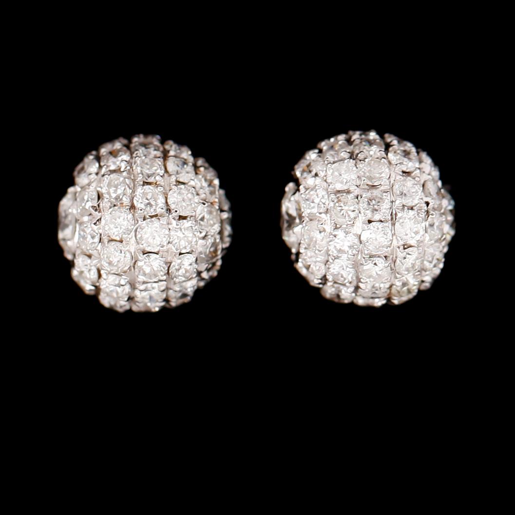 ÖRHÄNGEN, 1 par, 18 k vitguld, briljantslipade diamanter tot 2.38 ct.