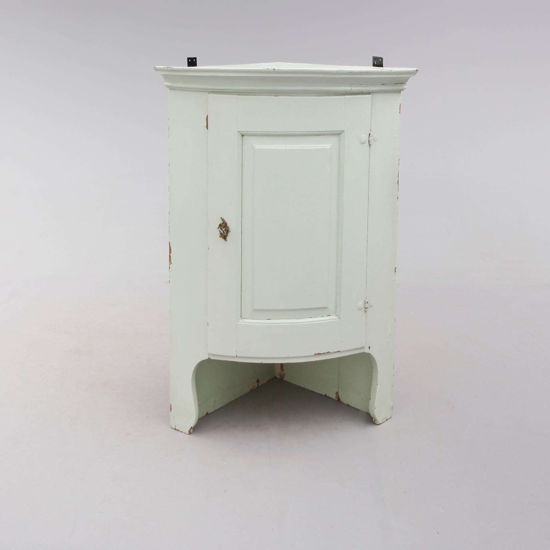HÖRNSKÅPSÖVERDEL, 1800-talets mitt.