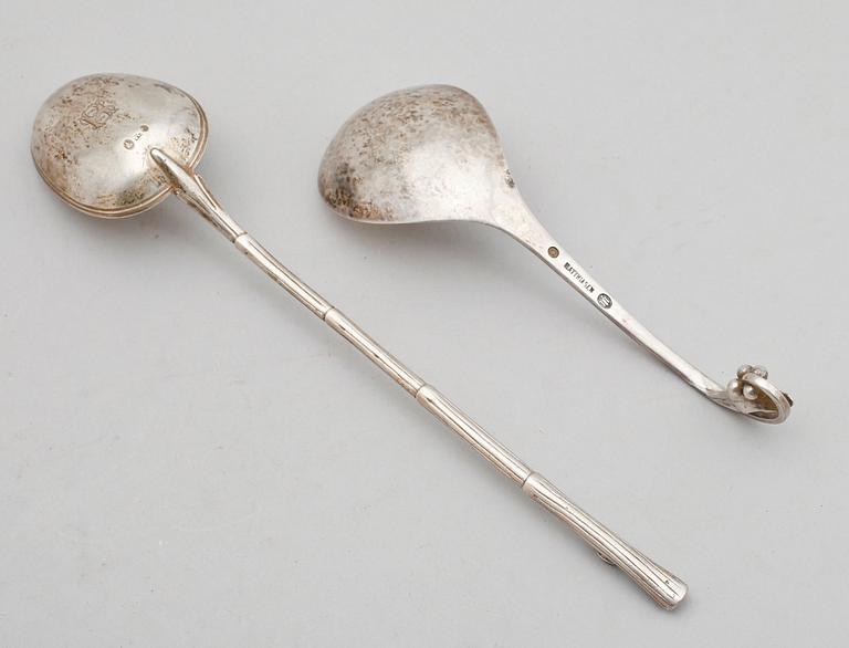 SKEDAR, 2 st, silver, 1913 och 1927, Danmark. Vikt ca 106 g.
