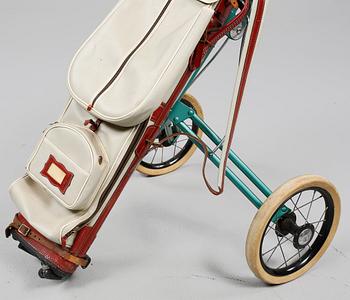 GOLFBAG med VAGN och KLUBBOR, 13 st, 1900-talets tredje kvartal.