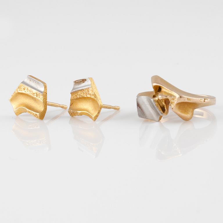 RING samt ÖRHÄNGEN, 14 respektive 18K guld, Björn Weckström, Lapponia. Vikt 6,9 gram.