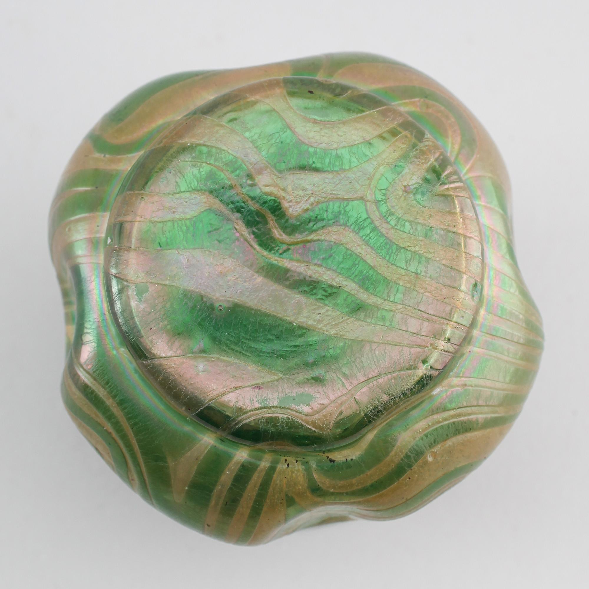VAS, glas, jugend, möjligen Loetz, omkring år 1900.