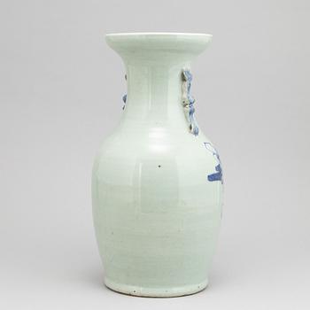 A Chinese porcelain vase, late Qing dynasty, Tongzhi (1862-1874).