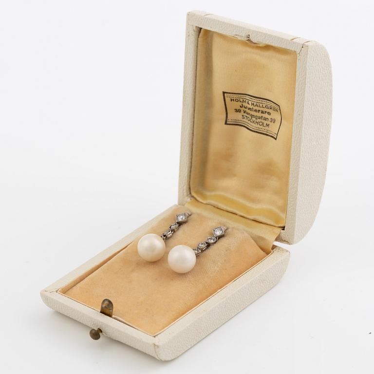 Earrings 18K white gold with pearls and brilliant-cut diamonds, probably from the first half of the 20th century.