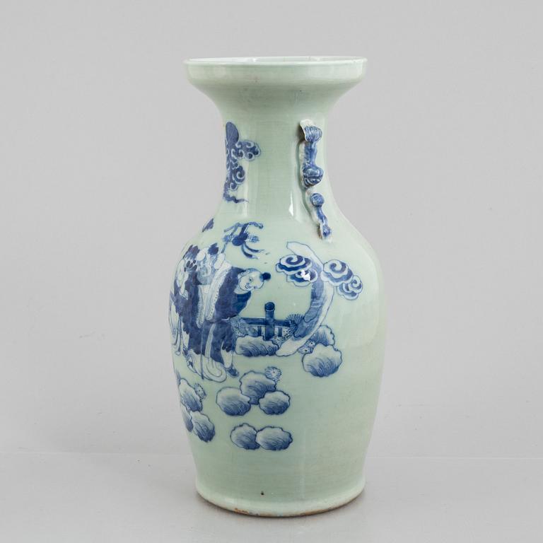 A porcelain vase, China, Qing dynasty, 19th century.