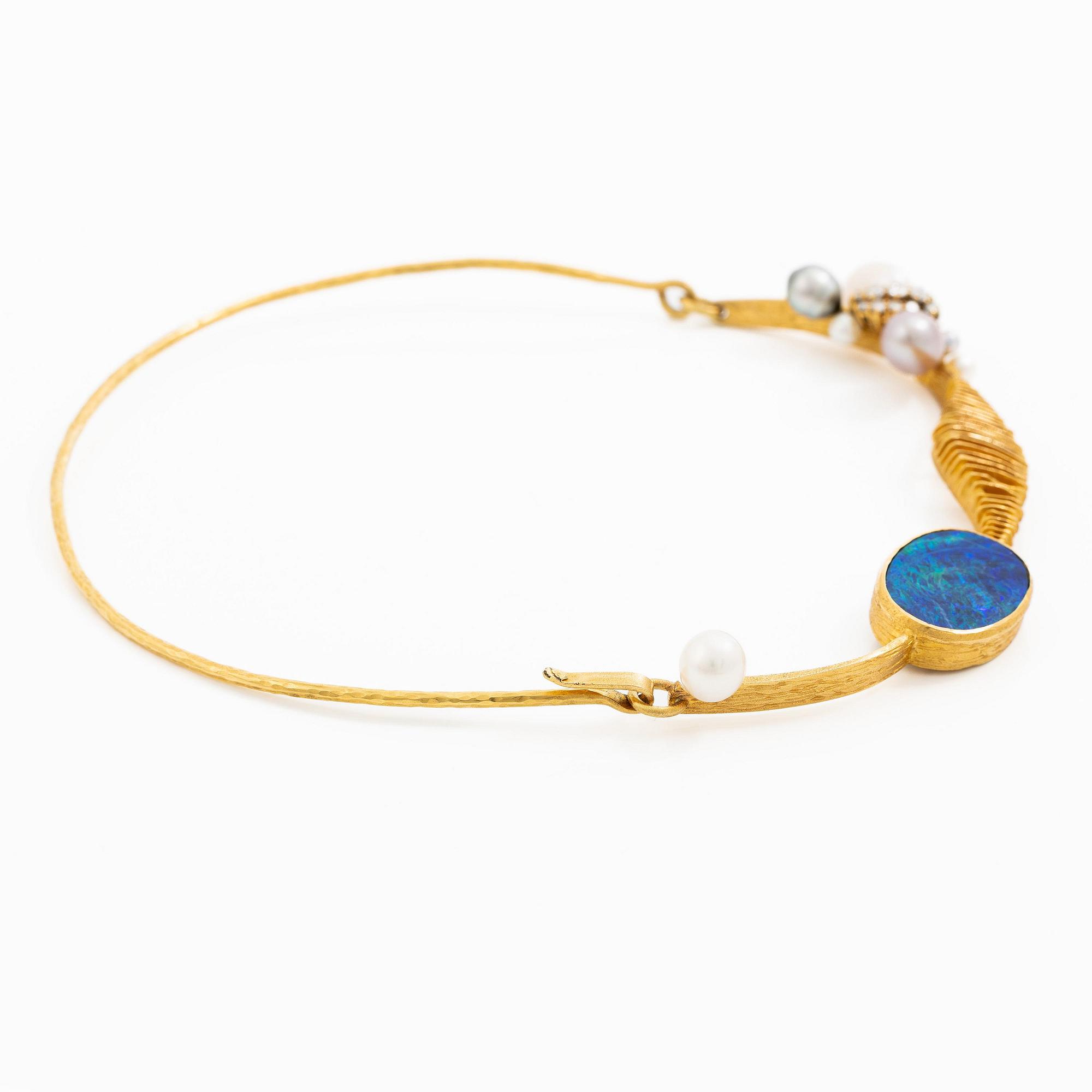 Karlheinz Sauer collier 18K guld och opal med odlade pärlor samt runda briljantslipade diamanter.