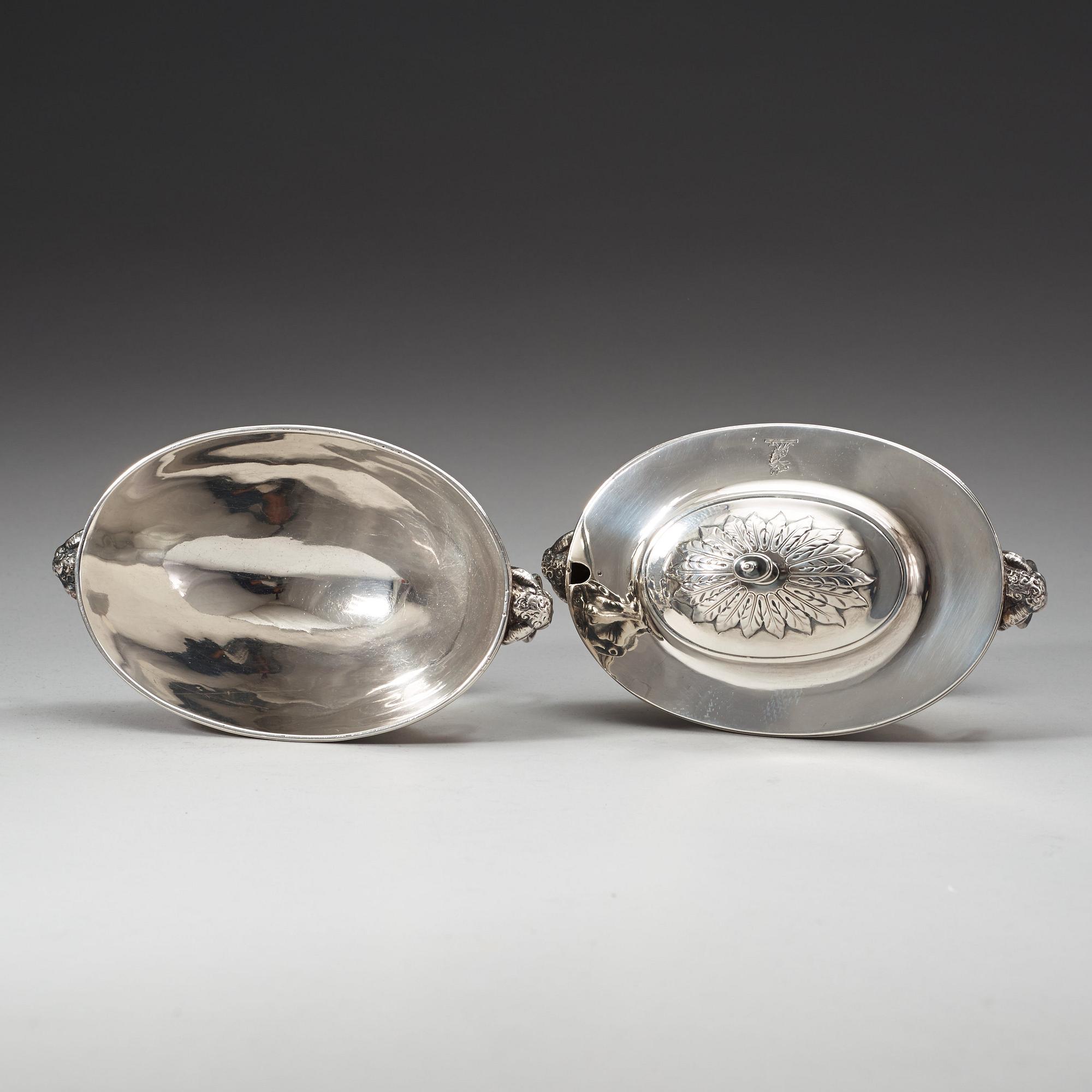 A pair of English 18th century sauce-tureens, possibly of John Robins, London 1784.