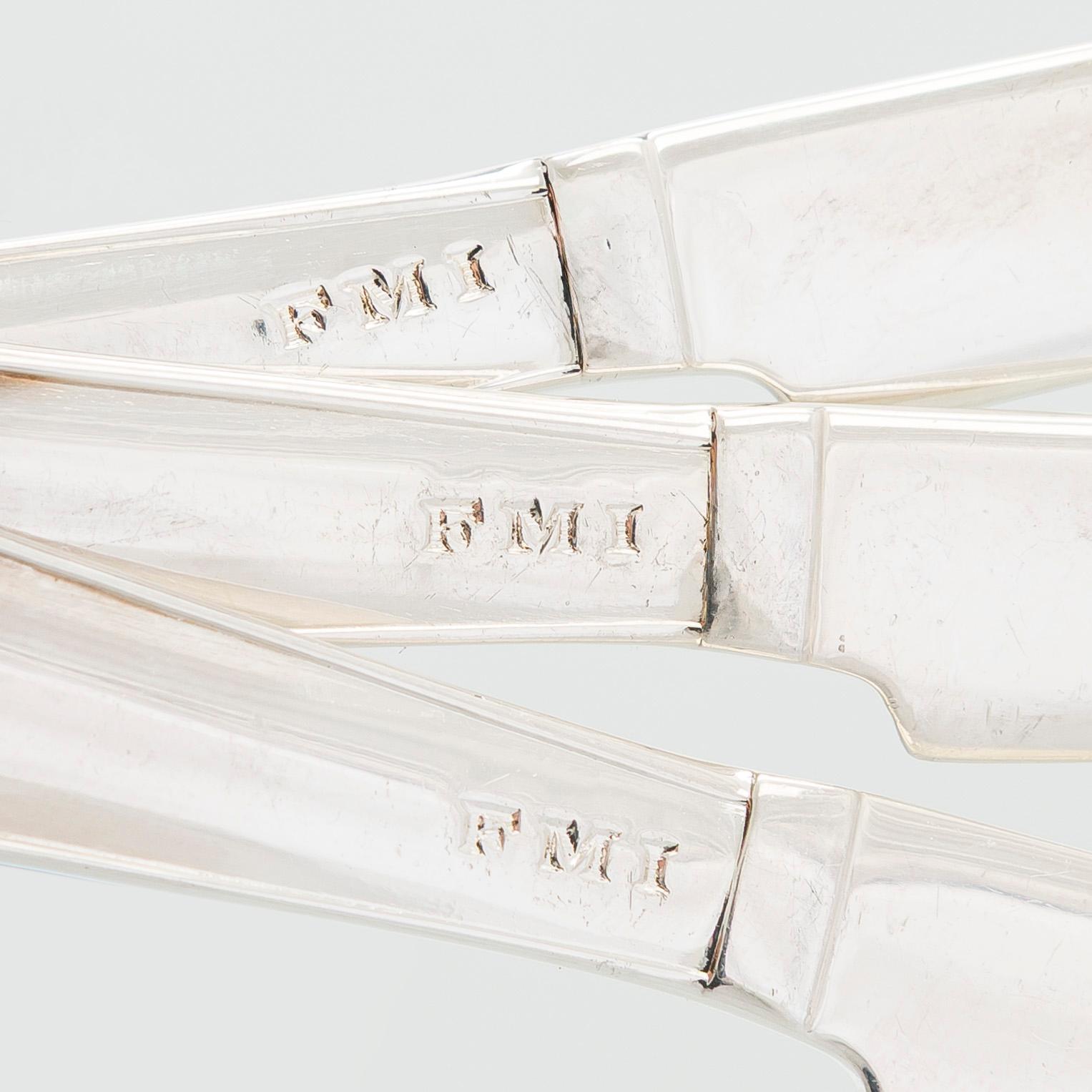 Kokoelma kattausesineitä, 17 osaa.