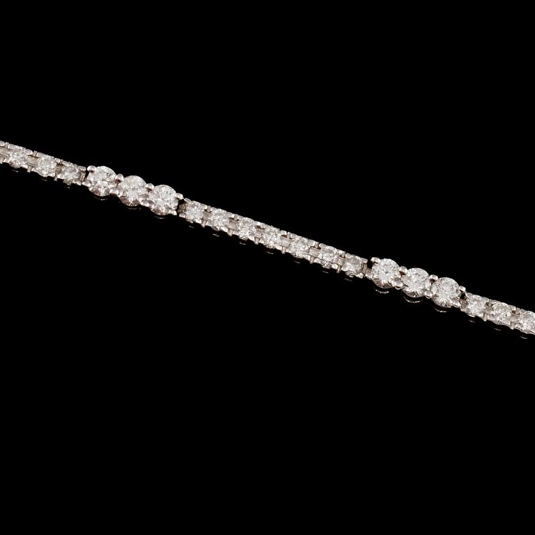 ARMBAND, 18k vitguld med briljantslipade diamanter, totalt ca 2.00 ct. Vikt 8 g.