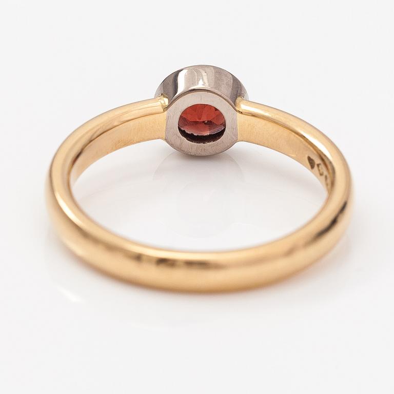 An 18K gold ring with a garnet. A Tillander, Helsinki 2008.