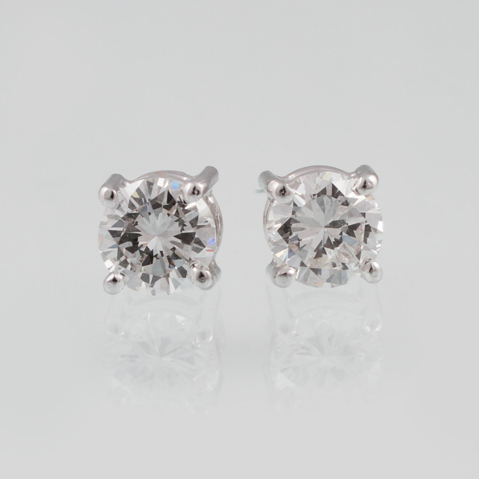 ÖRHÄNGEN, 18K vitguld med briljantslipade diamanter ca 0.62 ct. Vikt 1,6 gram.