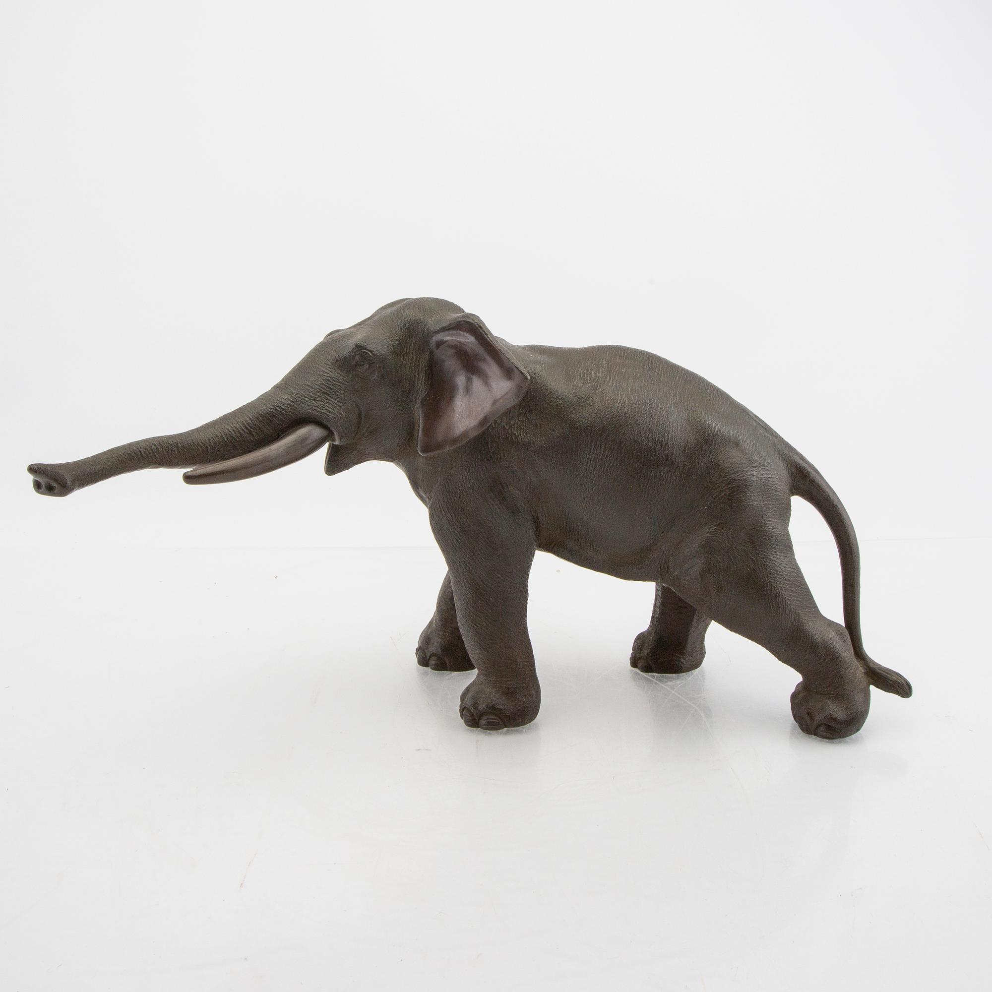 A Japanese bronze sculpture around 1900.