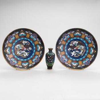 A pair of Chinese dishes and a vase, cloisonné, 20th century.