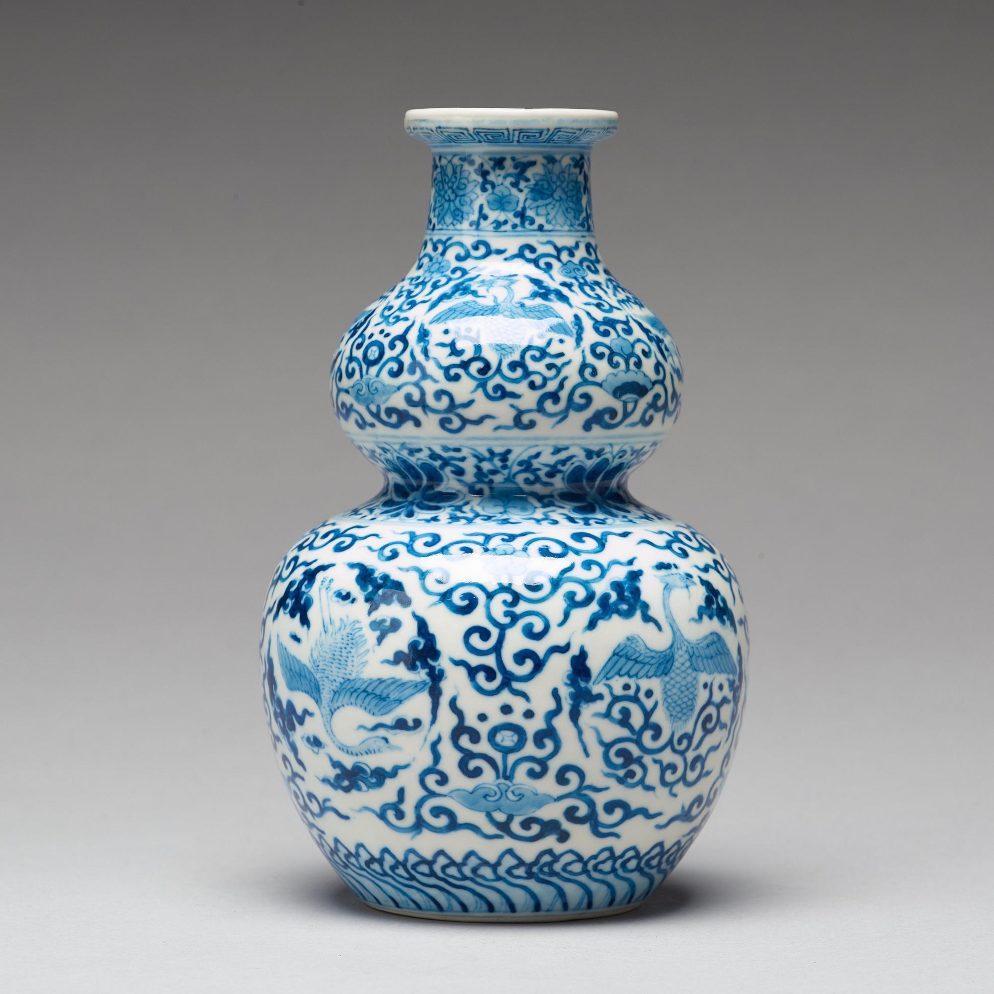A blue and white double gourd vase, Qing dynasty, Kangxi (1662-1722).