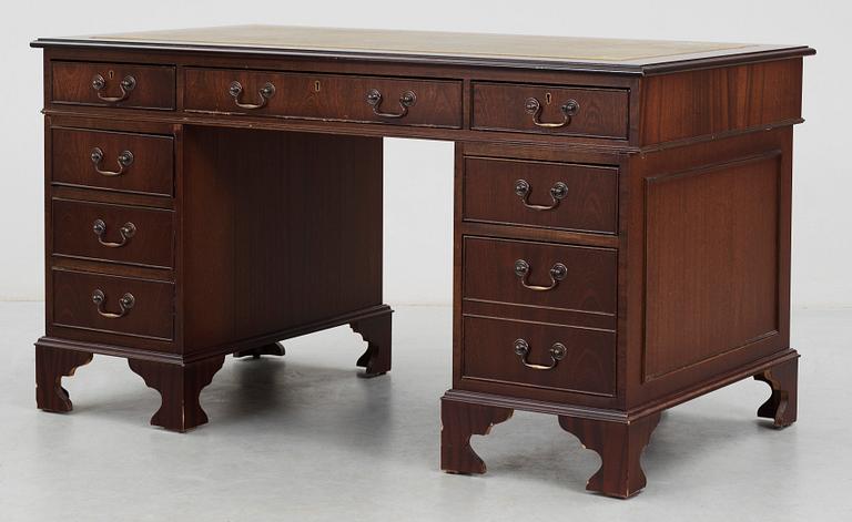 SKRIVBORD, engelsk stil, 1900-talets andra hälft.