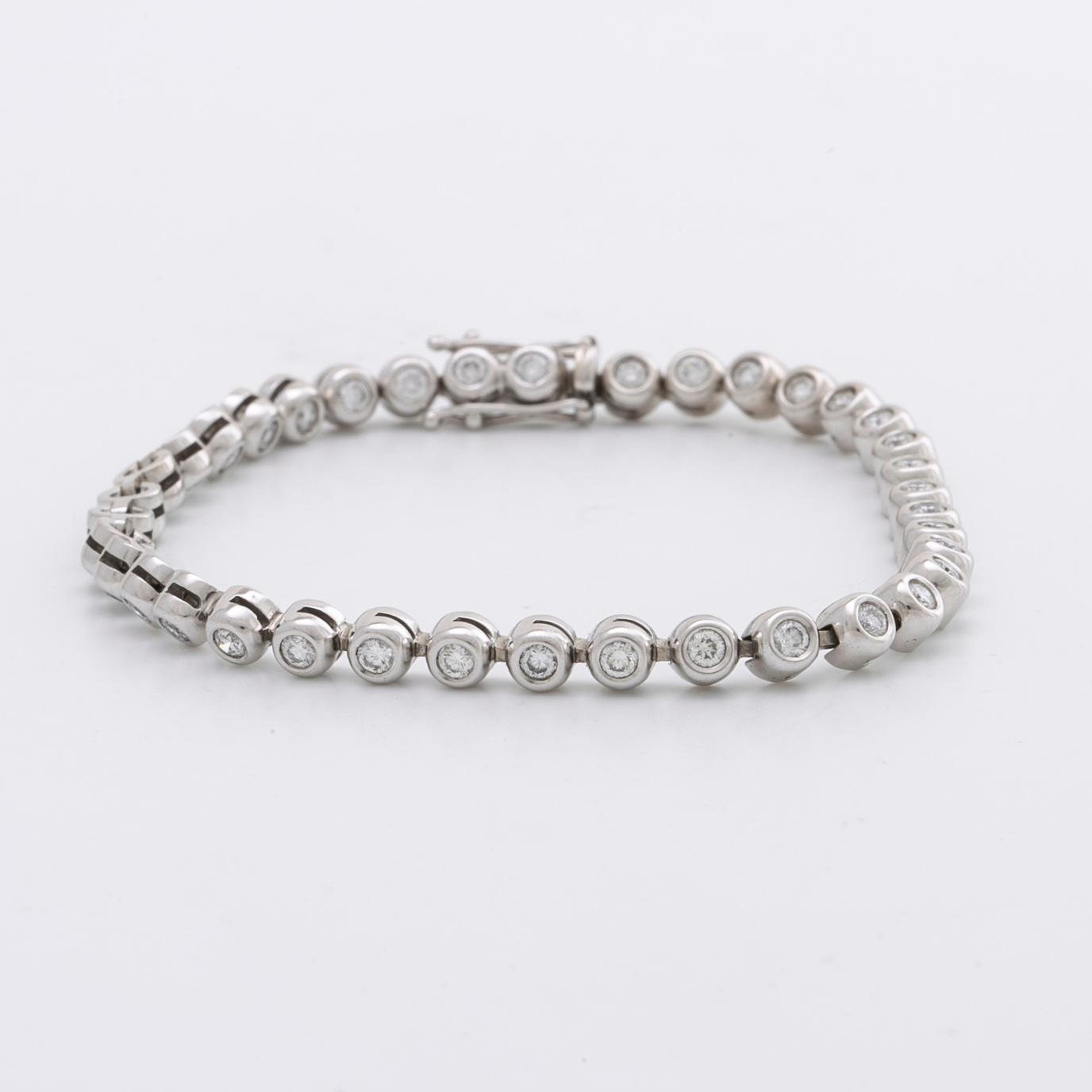TENNISARMBAND, 18K vitguld m 38 briljanter ca 1,5 ct totalt TW VS, enligt intyg MK Juvel Malmö.