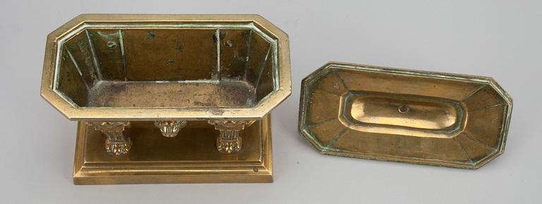 SOUVENIR / ASK, mässing, i form av sarkofag, 1800-tal.