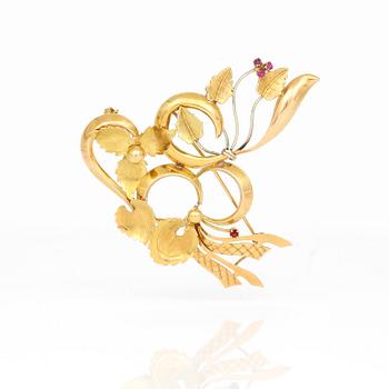 BROSCH, 18K guld med troligen små rubiner, troligen mitt- 1900-talet. Total vikt ca 18 g.