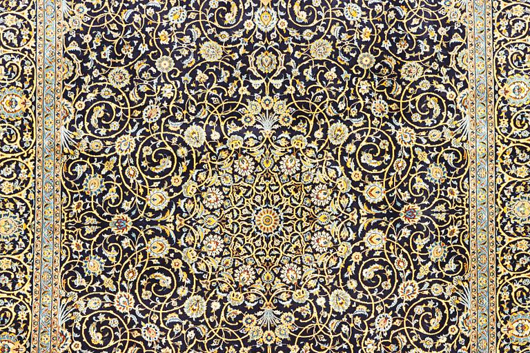 A Kashan carpet, a. 420 x 309 cm.