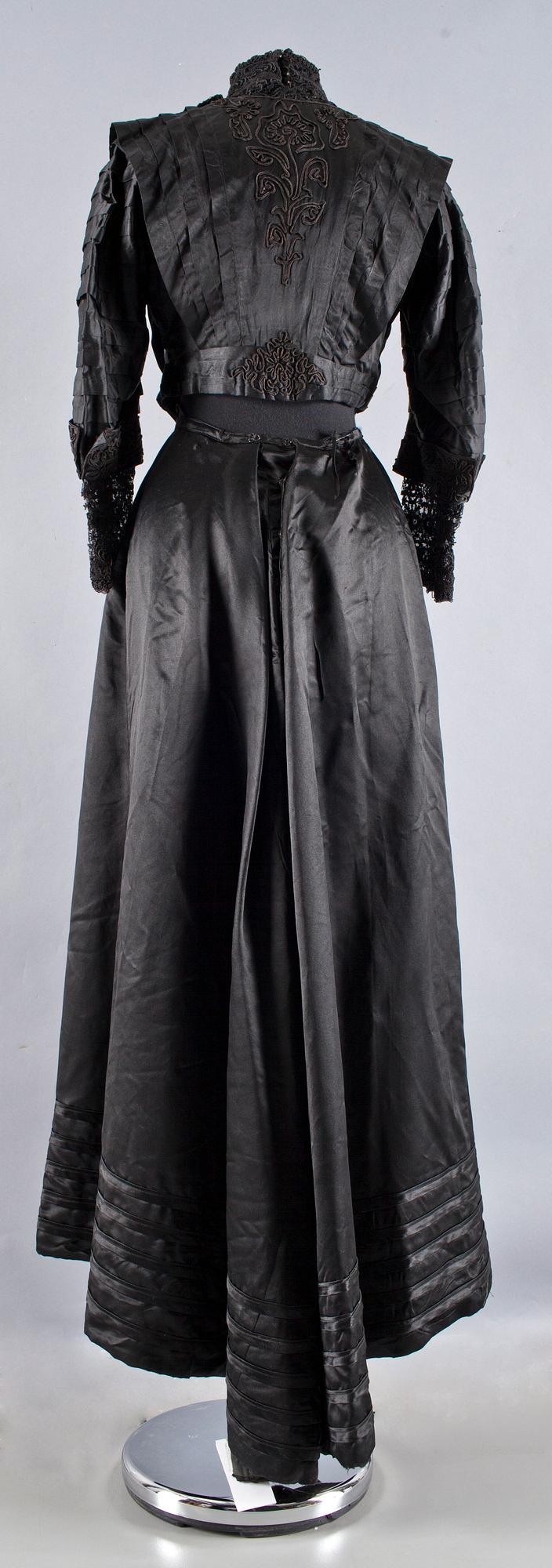 BRÖLLOPSKLÄNNING, omkring sekelskiftet 1900.