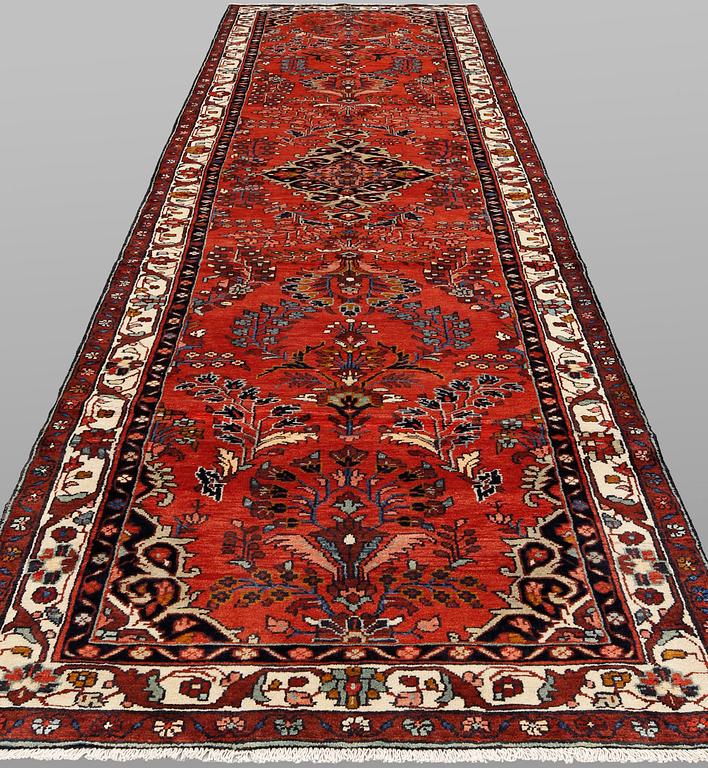 Gallerimatta, Hamadan, c 432 x 120 cm.