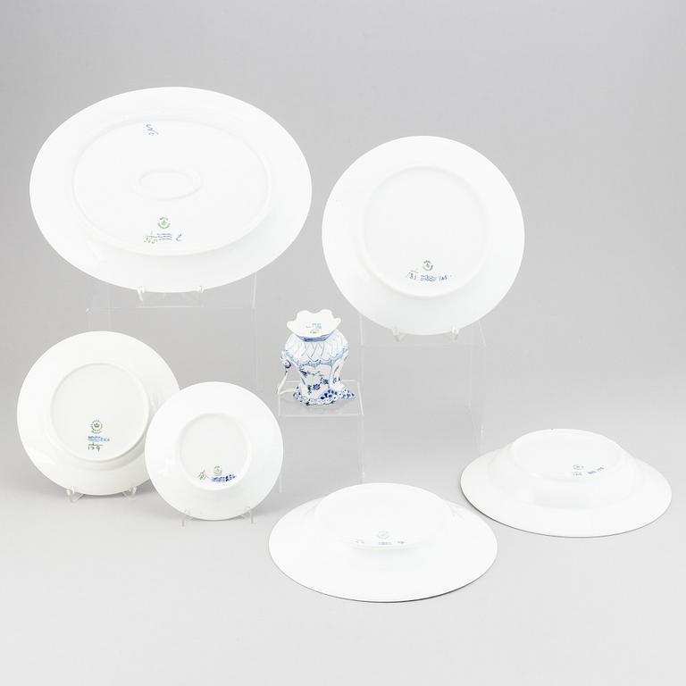 A Royal Copenhagen Musselmaalet, part dinner service, Denmark, 20th Century. (34 pieces).